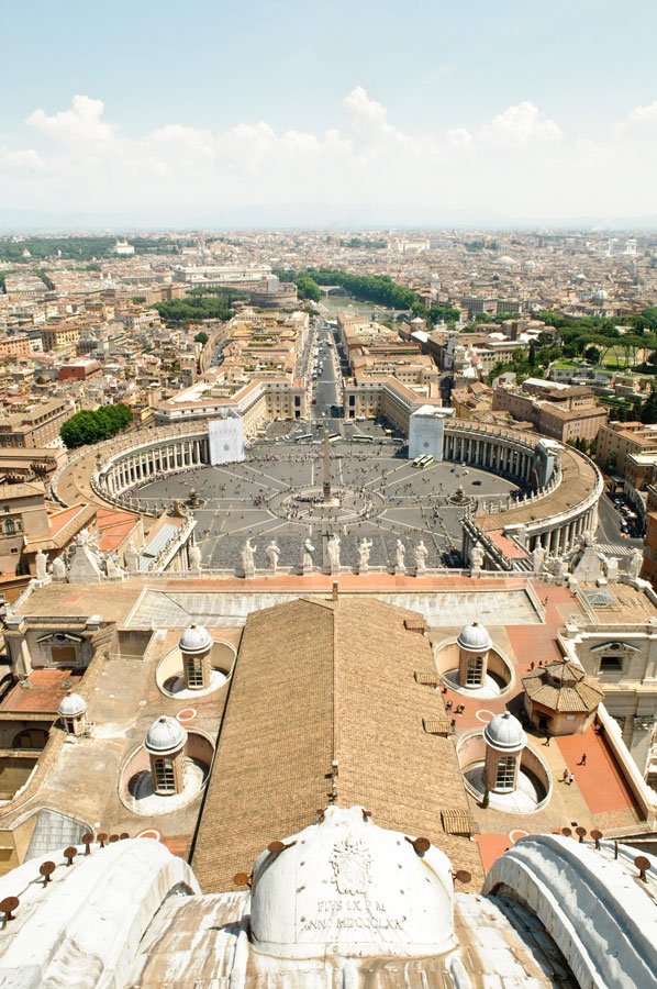 Storia e Arte: le due fontane gemelle di Piazza San Pietro