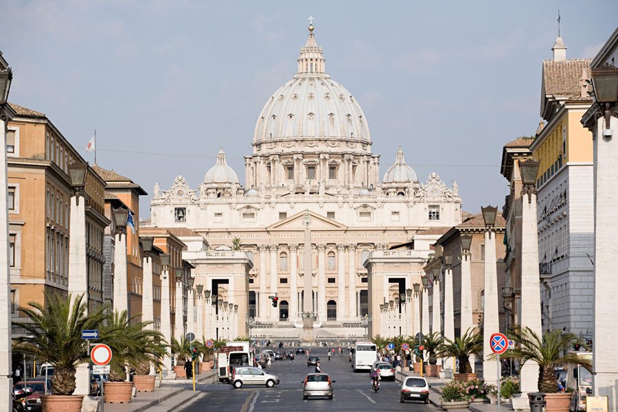 Roma: il sanpietrino a forma di cuore di Piazza San Pietro