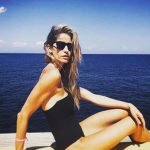 Elena Santarelli in bikini: quel dettaglio spaventa i fan. Lei cancella tutto