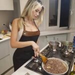 Diletta Leotta in cucina: ma è con sua mamma o con sua nonna?