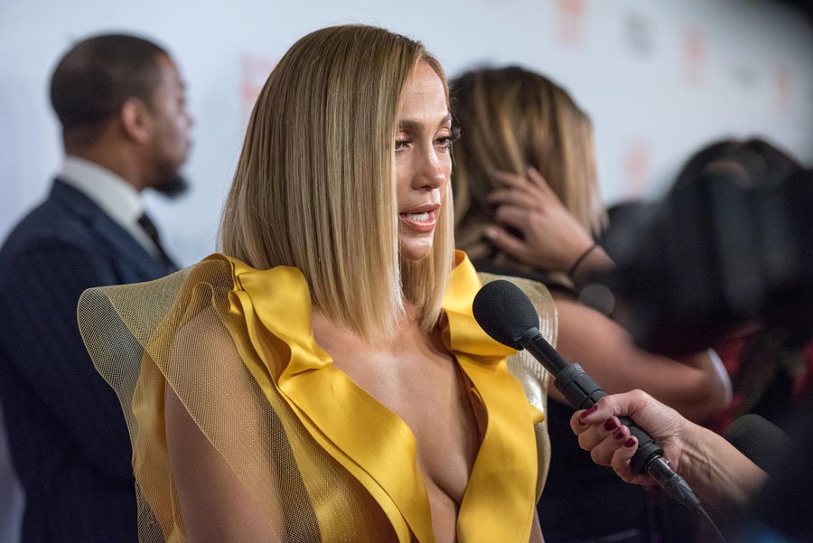 Jennifer Lopez fischiata e umiliata sul red carpet: ‘Hai il sangue sulle tue mani’. Cosa è successo a Toronto Film Festival