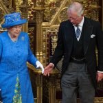 La verità dietro il cappello della regina Elisabetta: il messaggio nascosto
