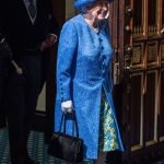 Regina Elisabetta cancella Harry e Meghan dal discorso di Natale: il brutto gesto nella foto su Instagram