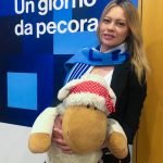 Anna Falchi oggi, ‘superpoppa’ per la Lazio: la foto hot della bellissima 50enne fa sognare i tifosi