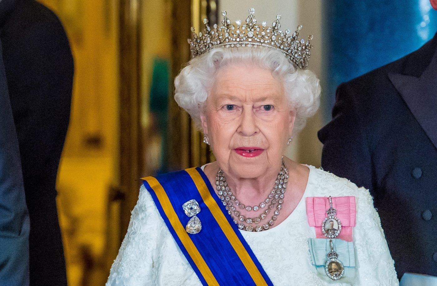 Regina Elisabetta cancella Harry e Meghan dal discorso di Natale: il brutto gesto nella foto su Instagram