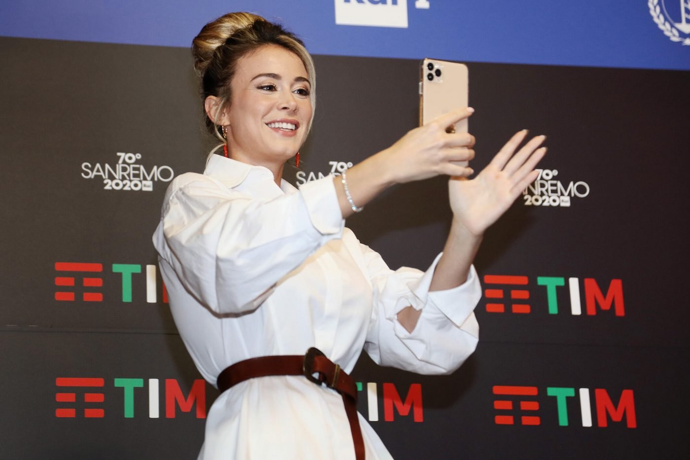 Diletta Leotta fotografa i suoi fan durante la conferenza stampa di Sanremo