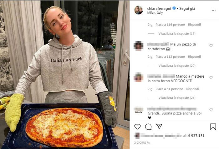 Chiara Ferragni prepara la pizza ma c'è chi nota un errore nella foto