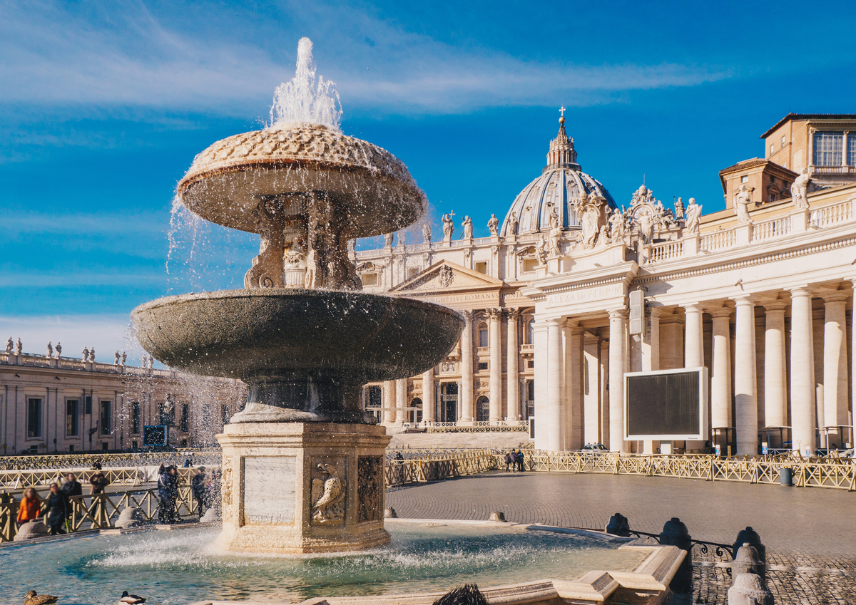 Piazza San Pietro: a quando risalgono le fontane?
