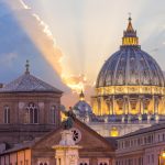 Il sole effetto ostia nei cielo del Vaticano