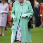 Regina Elisabetta, i completi pastello: verde acqua
