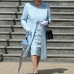 Regina Elisabetta, i completi pastello: azzurro acqua