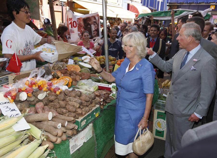 Principe Carlo e Camilla fanno la spesa al mercato