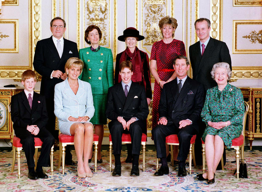 Lady Diana e la famiglia reale in una foto in posa