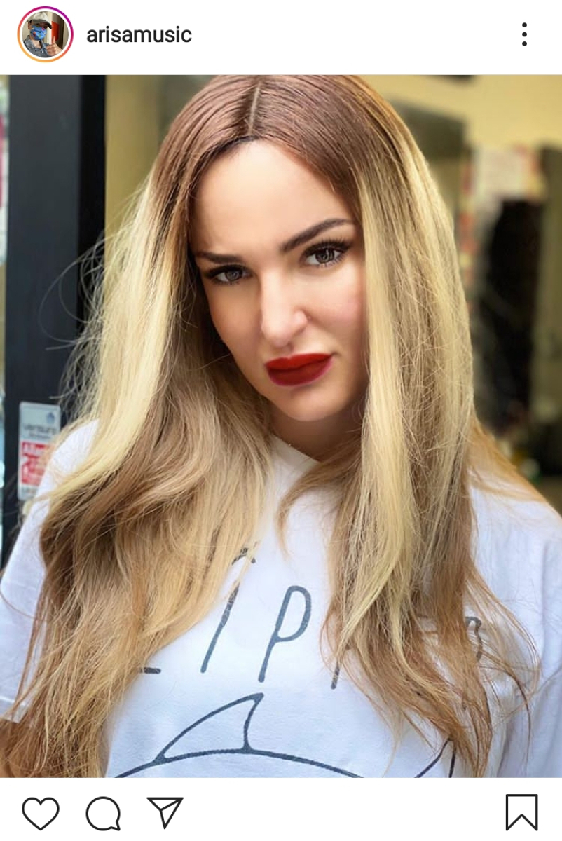 arisa nuovo look bionda