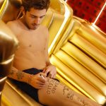 Tommaso Zorzi scrive il nome degli amici sulla gamba