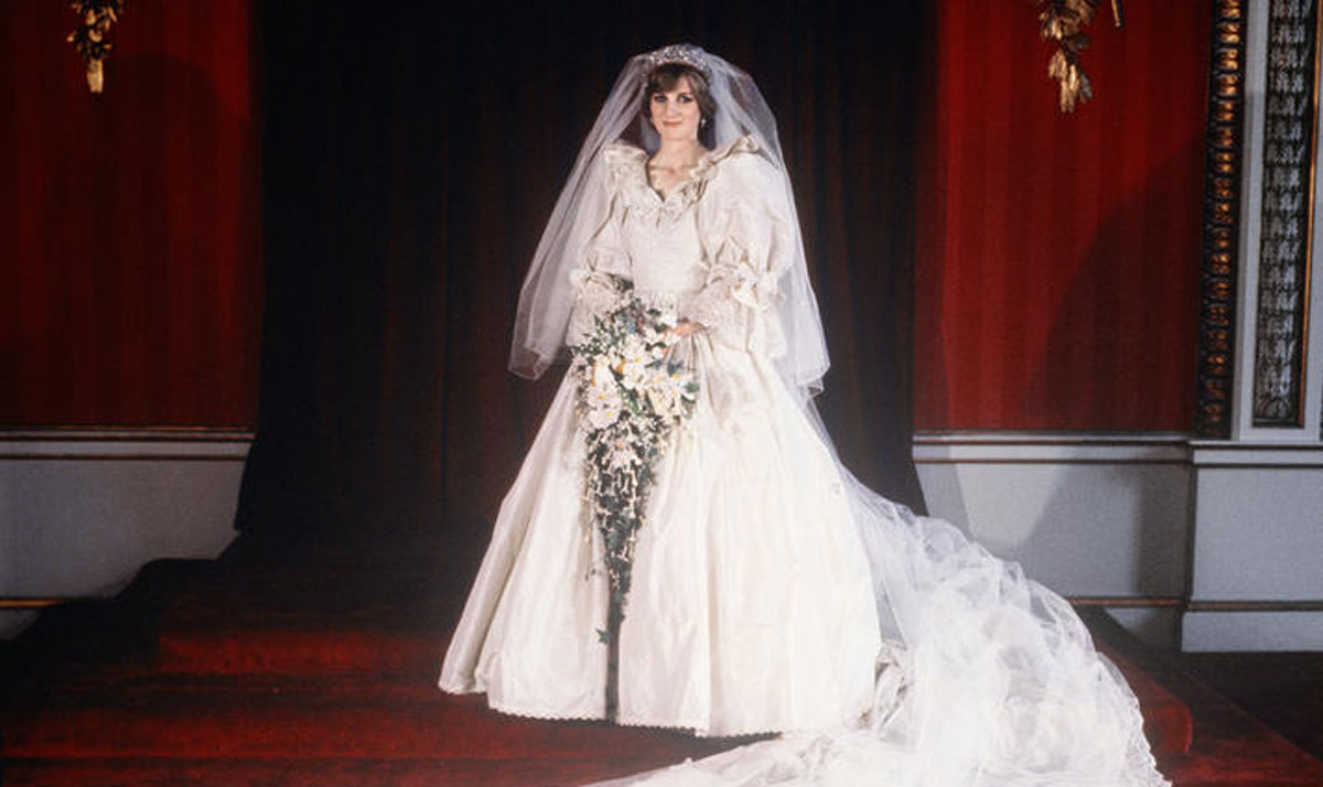 Lady Diana, il portafortuna nell'abito da sposa che non portò bene