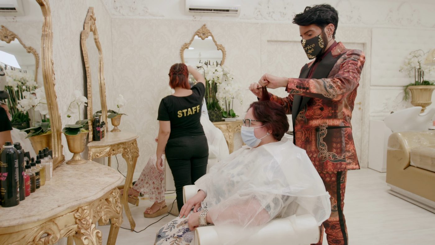 Federico Fashion Style spalma l'ingrediente da mangiare sui capelli di una cliente: la strana tintura