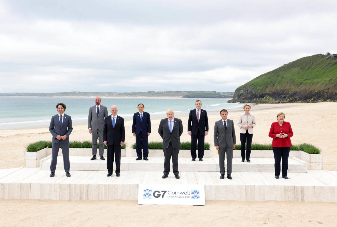 G7, polemica per gli abbracci senza mascherina dei leader politici