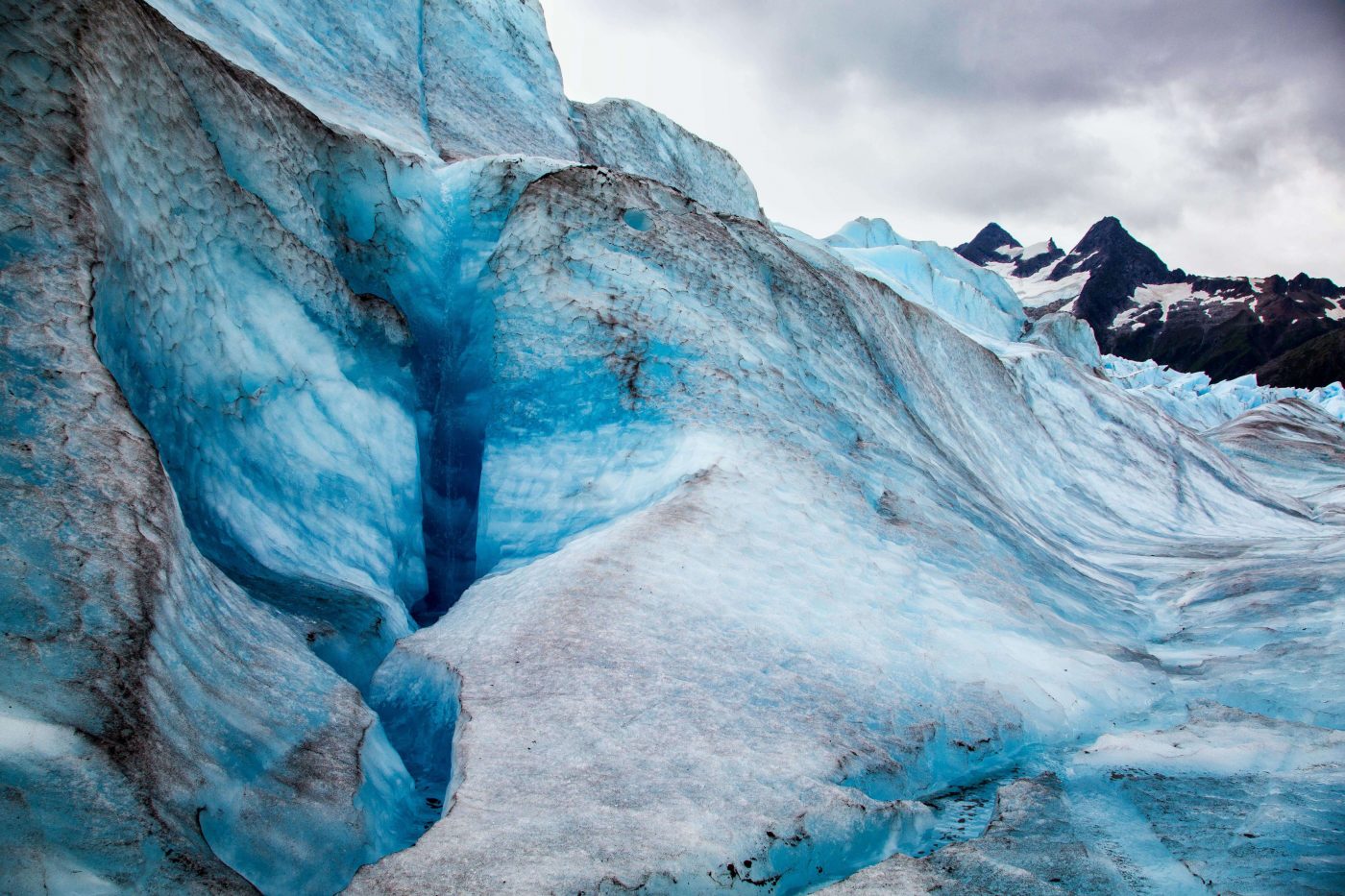 La scoperta di antichi virus e batteri intrappolati nei ghiacciai allarma la scienza