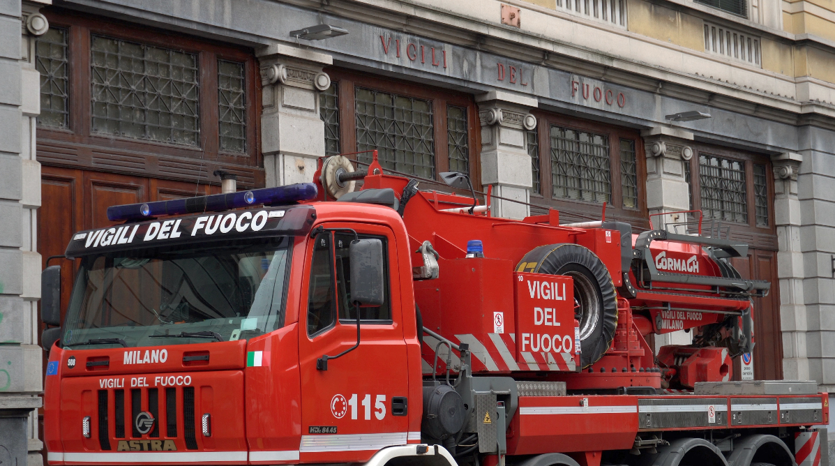 L'incendio a Milano che ha distrutto un palazzo