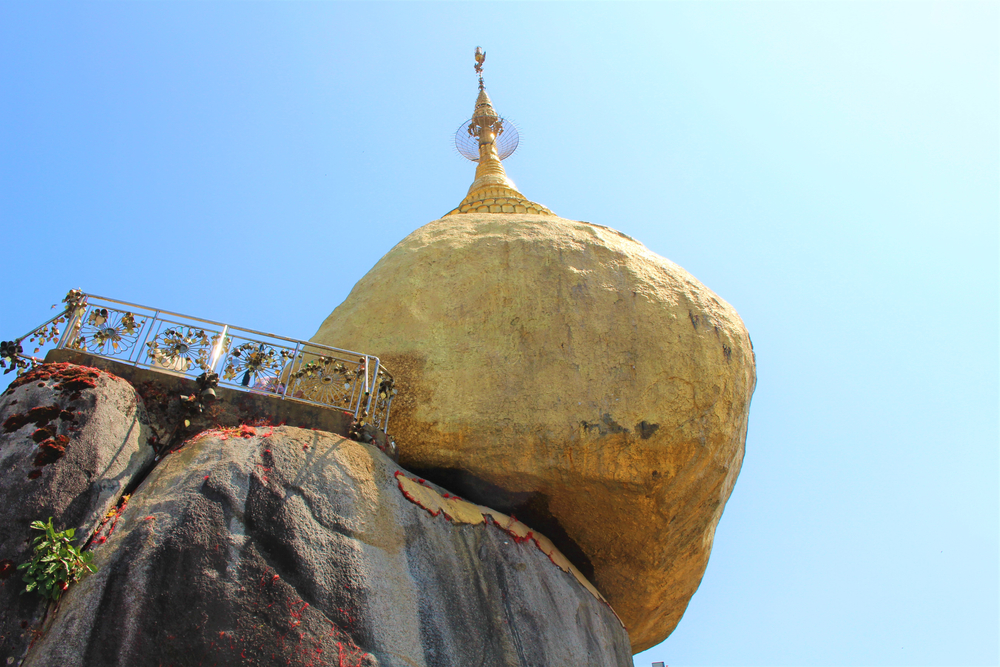Roccia d’oro in Birmania: ecco come fa a tenersi in equilibrio