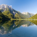 Lago del Predil, la misteriosa leggenda sull’isolotto con casetta immersi nel lago