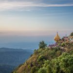 Roccia d’oro in Birmania: ecco come fa a tenersi in equilibrio