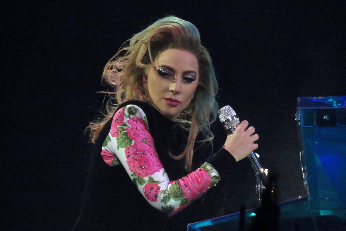 Che Tempo Che Fa: l'ospitata registrata di Lady Gaga e il gesto coi fiori ricevuti da Fazio