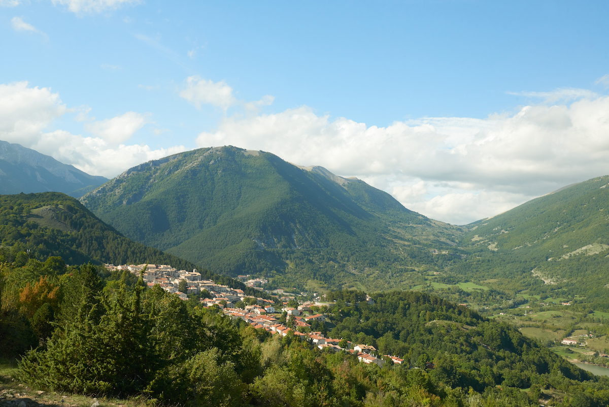 In Abruzzo c'è un borgo in cui si possono incontrare cervi