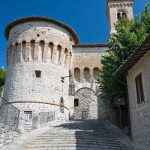 In cima, la torre comunale del XIII secolo