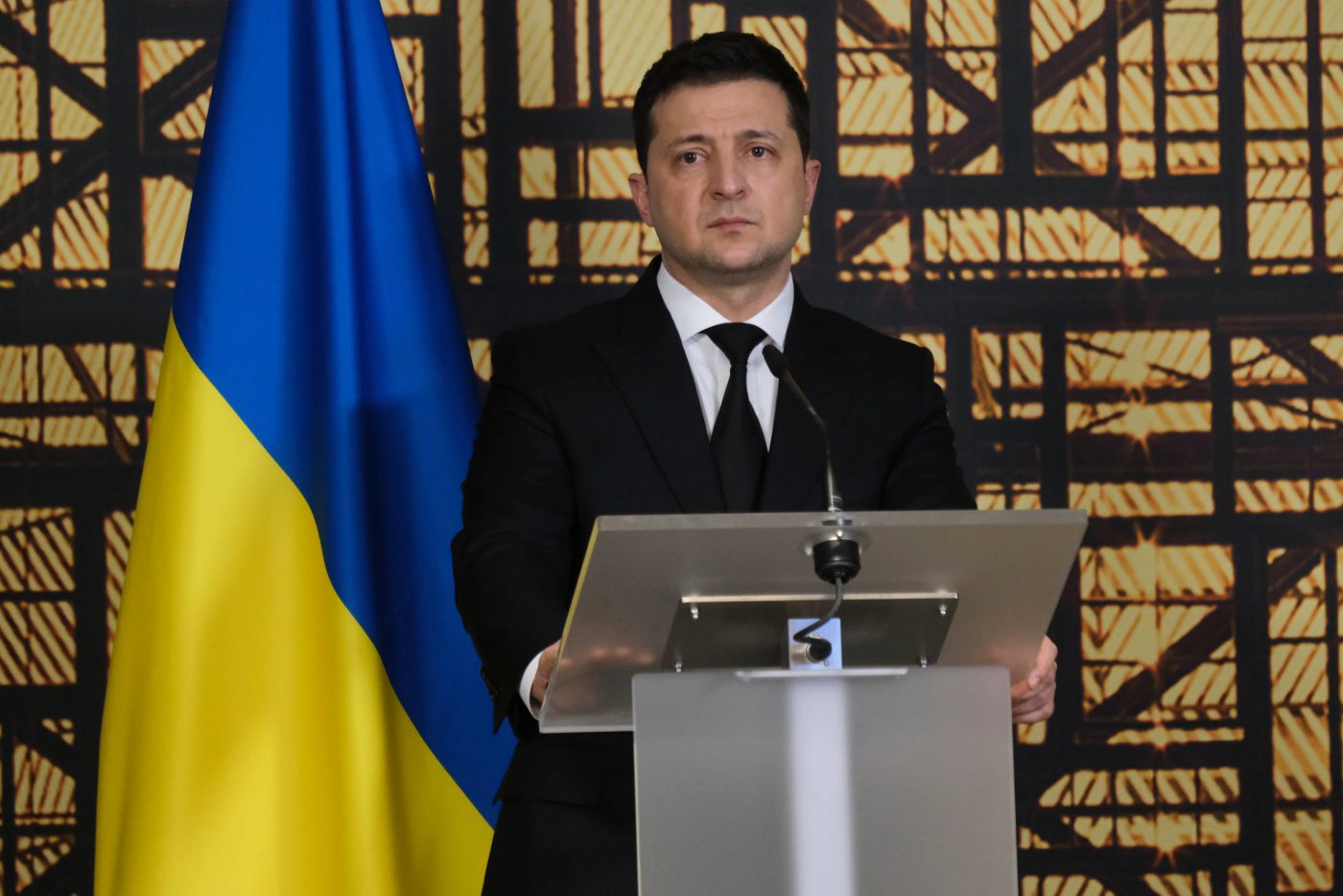 Volodymyr zelensky presidente ucraino gesto