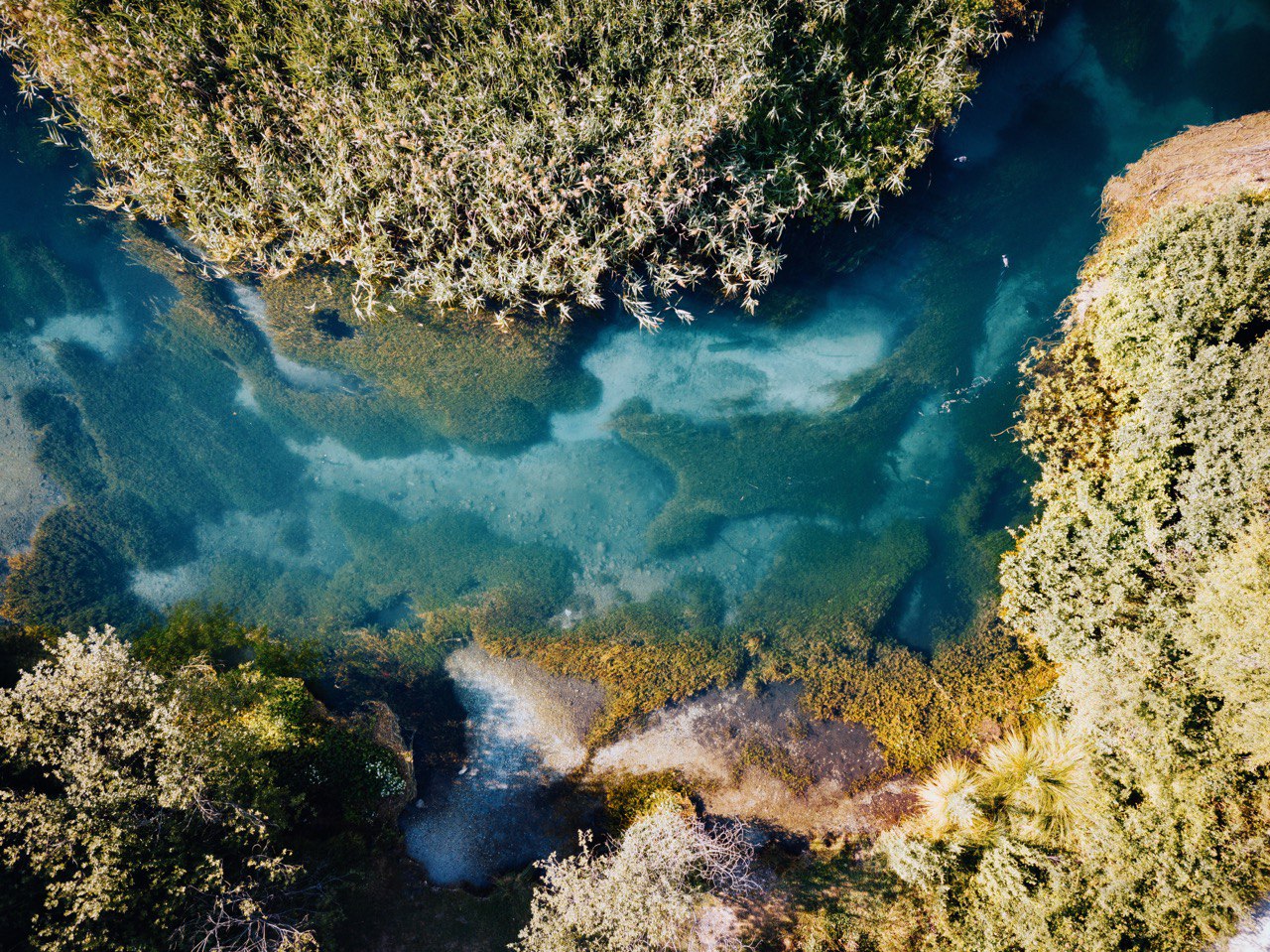 Abruzzo, il fiume che sembra disegnato con Photoshop