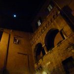 Trastevere medievale di sera: case, torri e dimore signorili