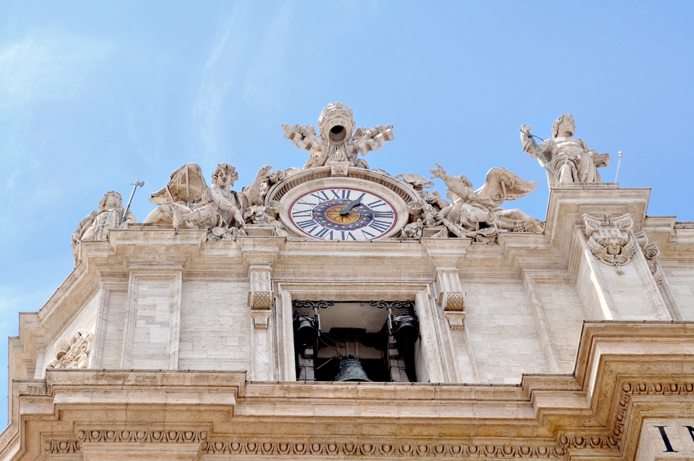 San Pietro, sai perché uno dei due orologi della Basilica ha solo una lancetta?