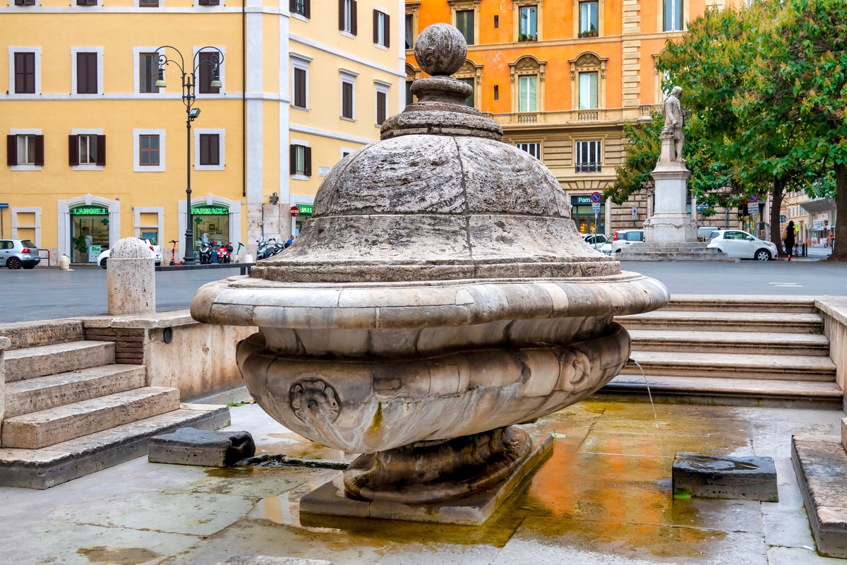 Fontana della zuppiera Roma