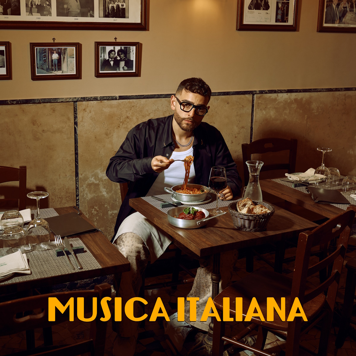 Rocco Hunt, su un’apecar con la sua ‘Musica Italiana’