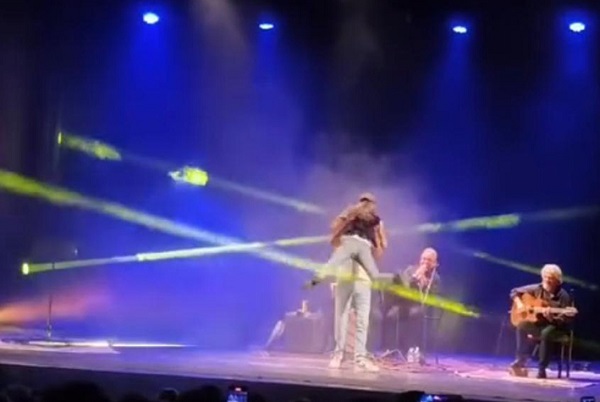 Patrizia Mancini con Marco Paolo Tucci e i musicisti dello spettacolo 'I 'te vurria parlà: cronache da una canzone napoletana'