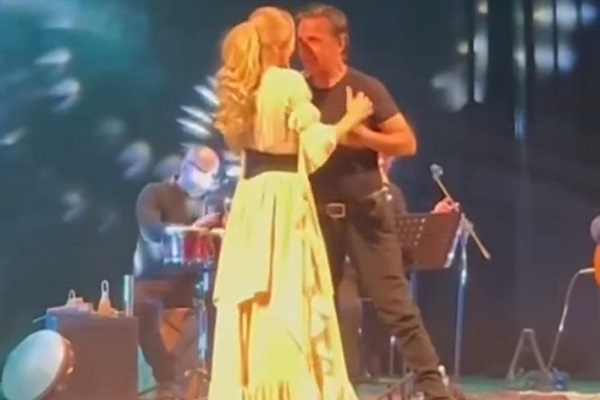 Patrizia Mancini con Marco Paolo Tucci e i musicisti dello spettacolo 'I 'te vurria parlà: cronache da una canzone napoletana'